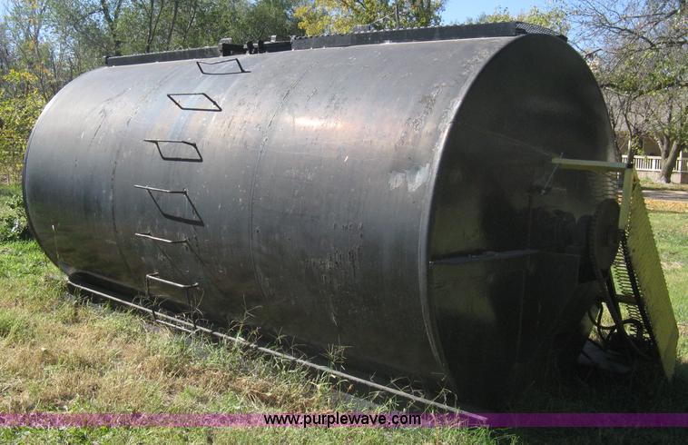 image for item B8291 Steel 4,000 gallon hydraulic agitated storage tank