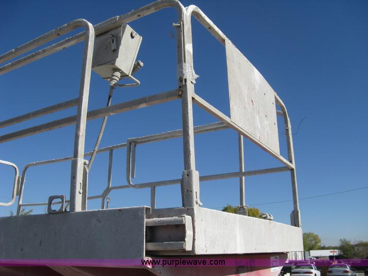 image for item B8292 2000 Mec 4191RT scissor lift