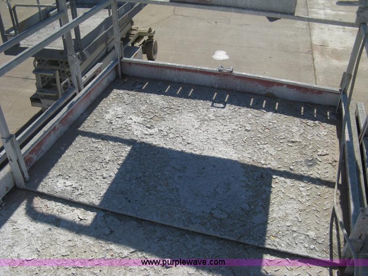 image for item B8292 2000 Mec 4191RT scissor lift