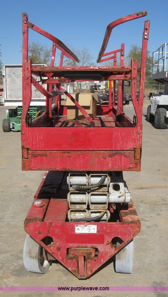 image for item B8294 2004 Mec 2633ES scissor lift