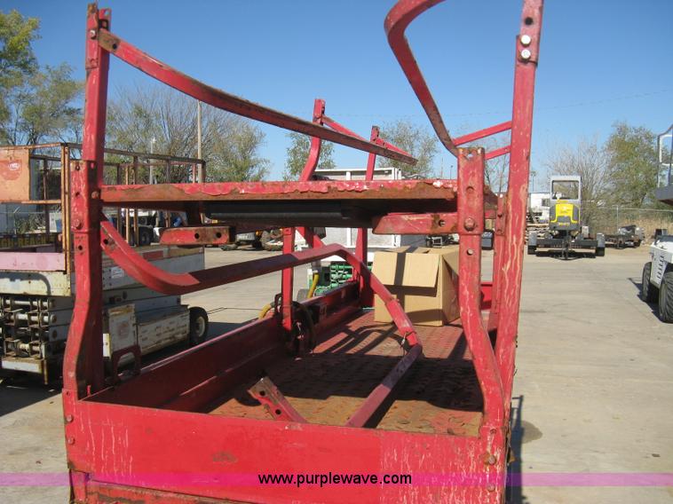 image for item B8294 2004 Mec 2633ES scissor lift
