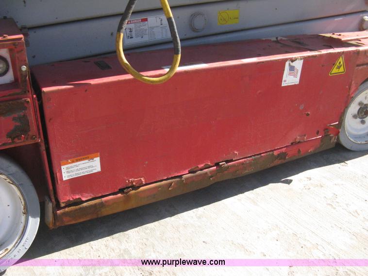 image for item B8294 2004 Mec 2633ES scissor lift