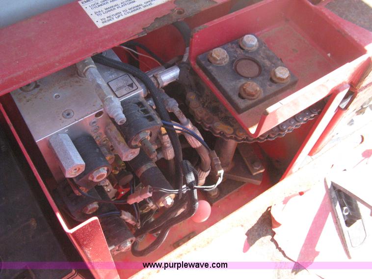 image for item B8294 2004 Mec 2633ES scissor lift