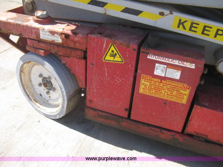 image for item B8294 2004 Mec 2633ES scissor lift