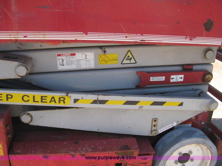 image for item B8294 2004 Mec 2633ES scissor lift