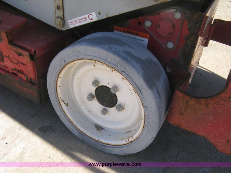 image for item B8294 2004 Mec 2633ES scissor lift