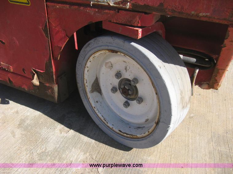 image for item B8294 2004 Mec 2633ES scissor lift