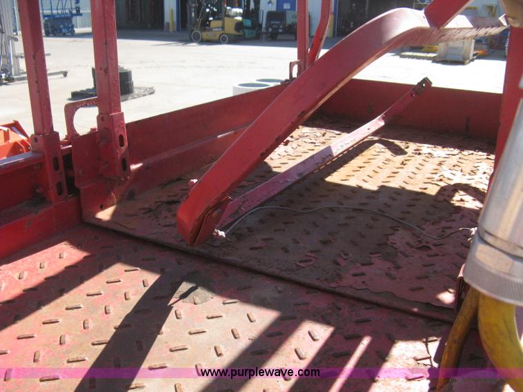 image for item B8294 2004 Mec 2633ES scissor lift
