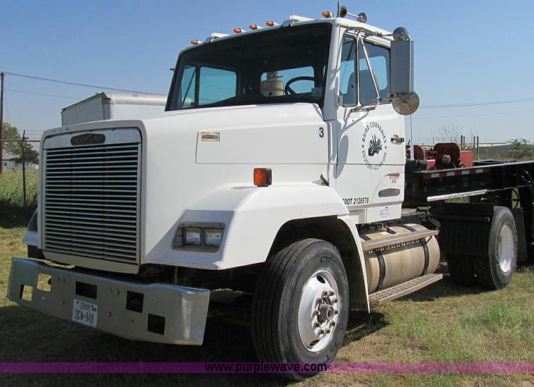 image for item C3524 1987 Freightliner semi truck