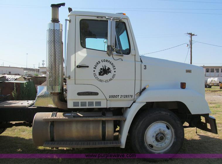 image for item C3524 1987 Freightliner semi truck