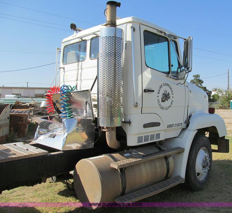 image for item C3524 1987 Freightliner semi truck