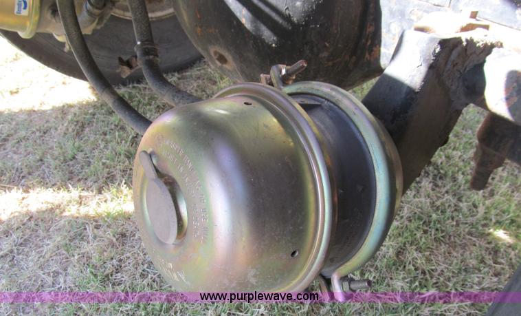 image for item C3524 1987 Freightliner semi truck