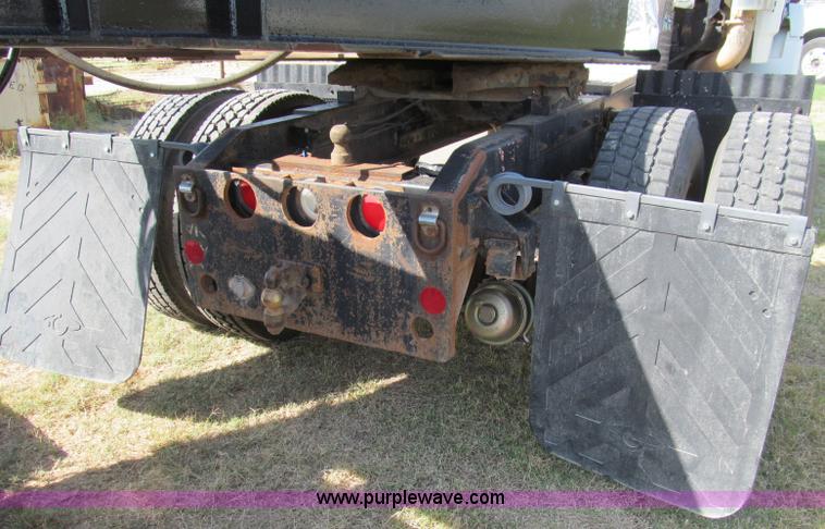 image for item C3524 1987 Freightliner semi truck