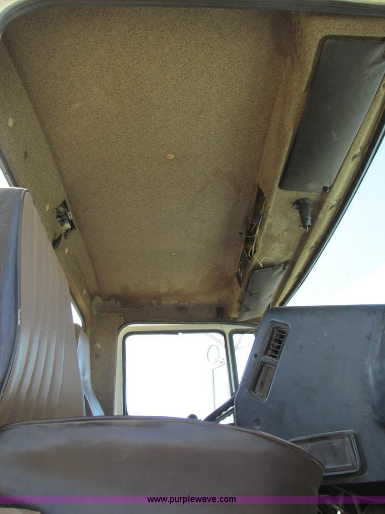 image for item C3524 1987 Freightliner semi truck