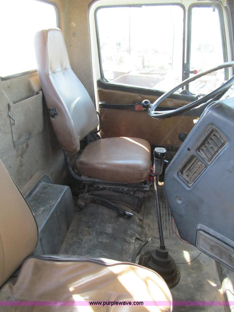 image for item C3524 1987 Freightliner semi truck