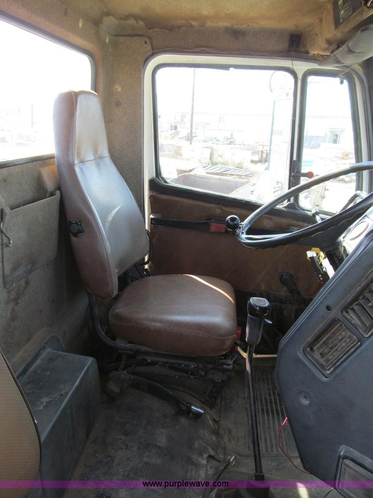 image for item C3524 1987 Freightliner semi truck