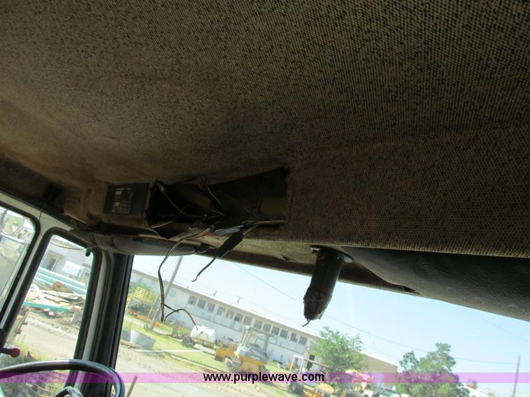 image for item C3524 1987 Freightliner semi truck