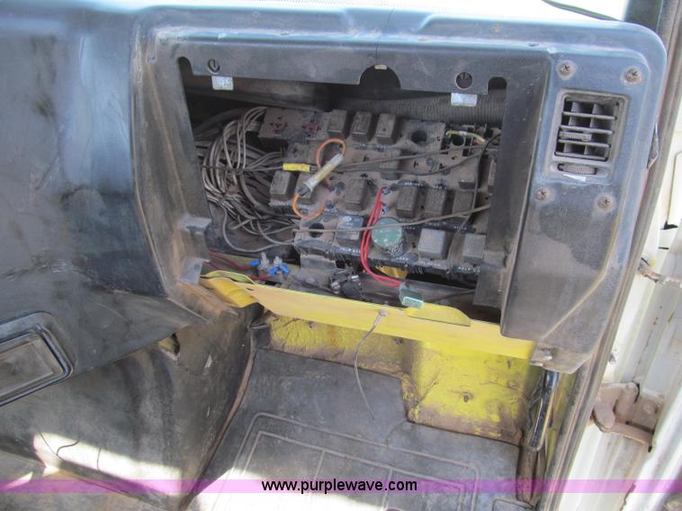 image for item C3524 1987 Freightliner semi truck