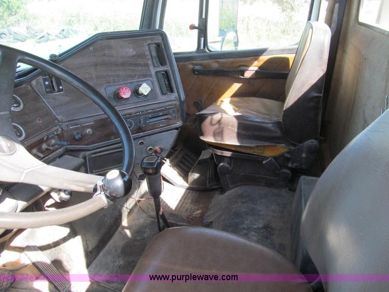 image for item C3524 1987 Freightliner semi truck