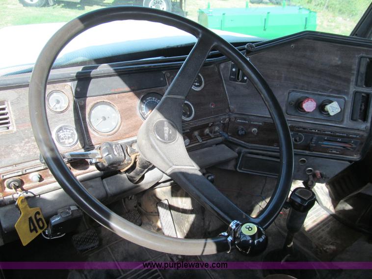 image for item C3524 1987 Freightliner semi truck