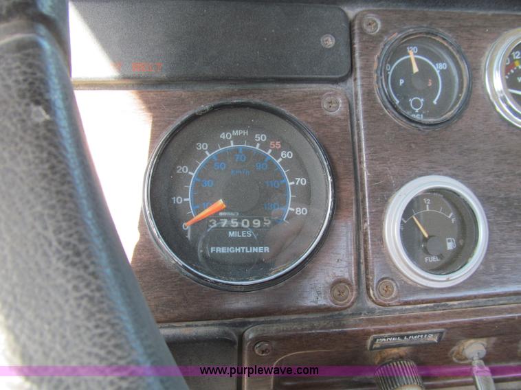 image for item C3524 1987 Freightliner semi truck