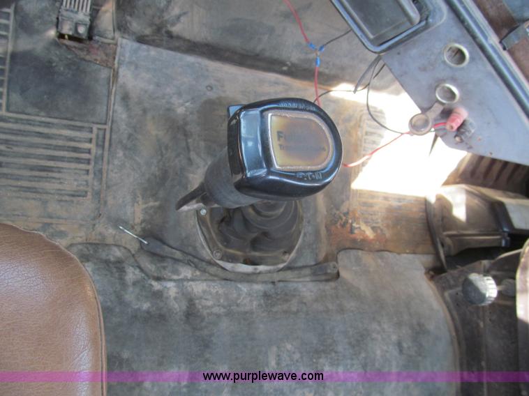 image for item C3524 1987 Freightliner semi truck