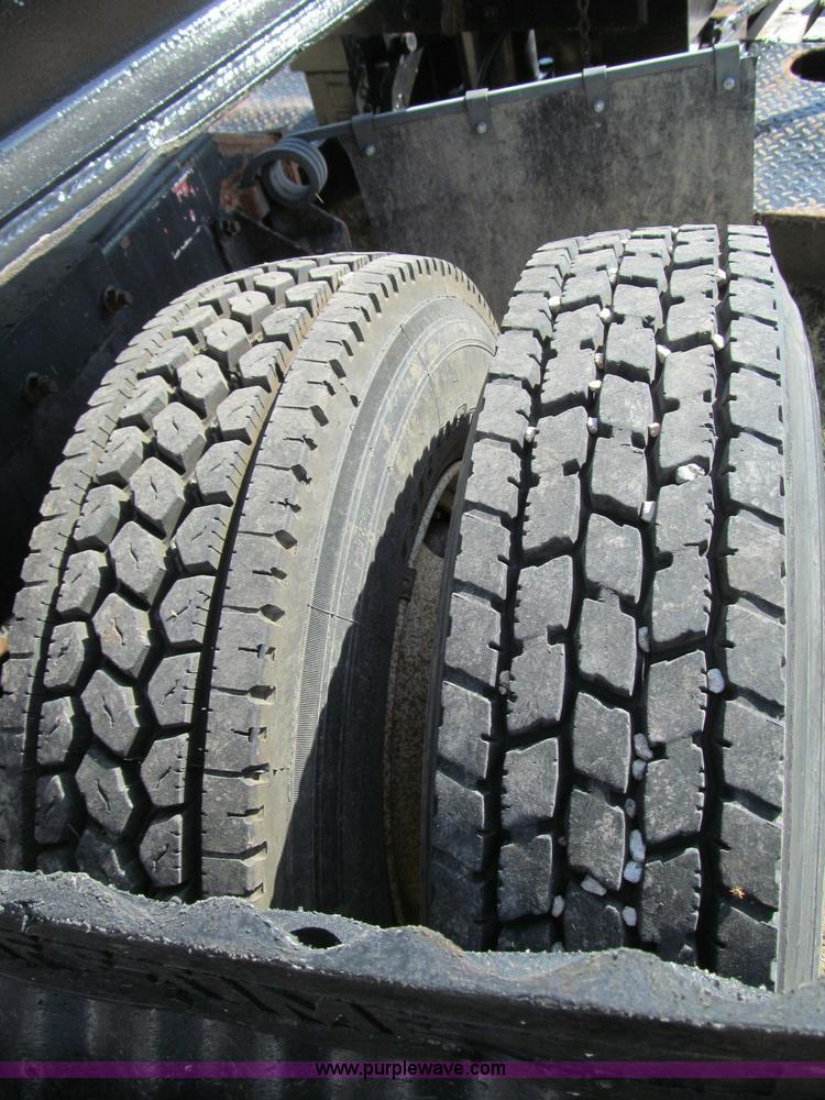 image for item C3524 1987 Freightliner semi truck