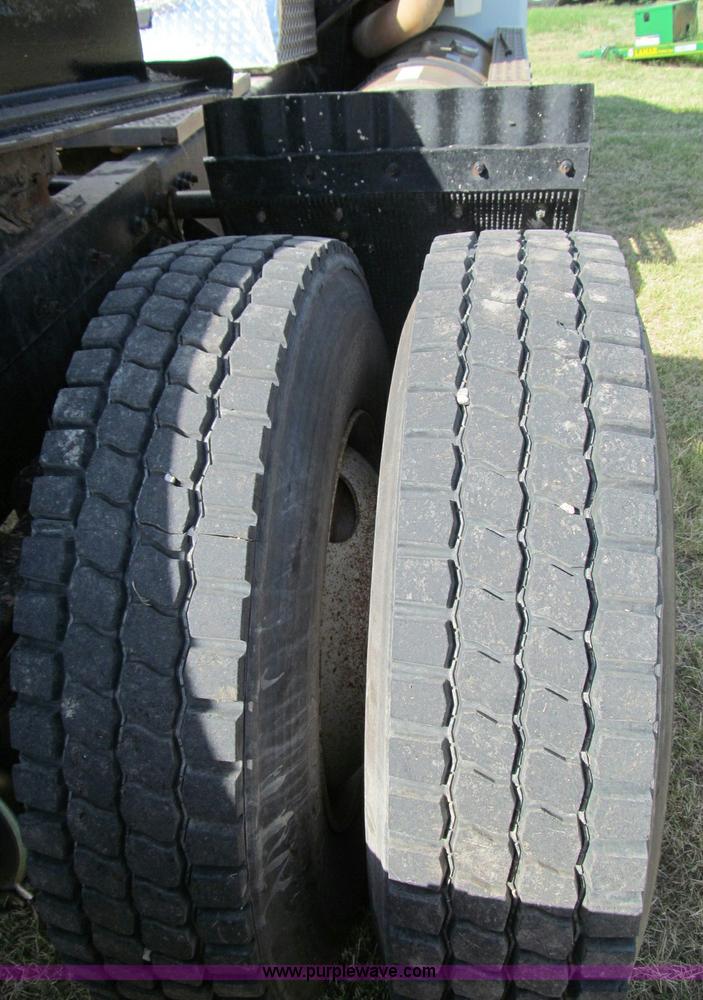 image for item C3524 1987 Freightliner semi truck