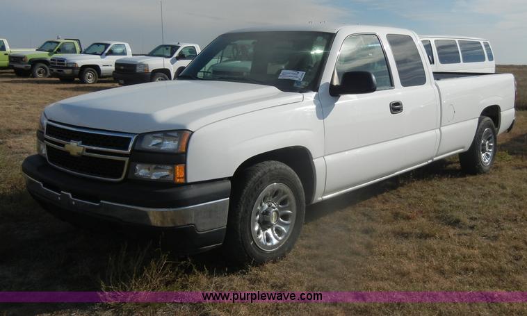 image for item D4835 2006 Chevrolet Silverado 1500 pickup truck