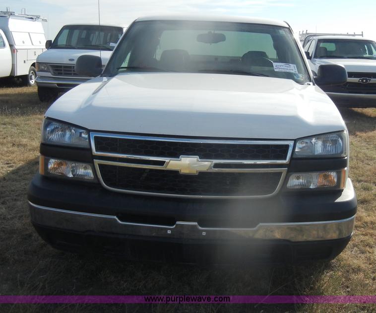 image for item D4835 2006 Chevrolet Silverado 1500 pickup truck