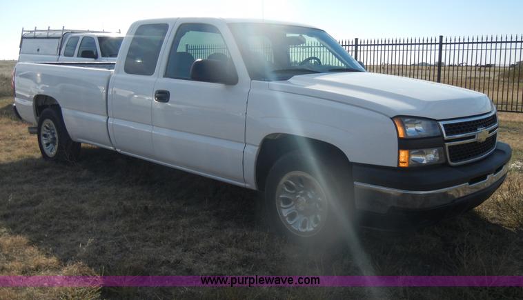 image for item D4835 2006 Chevrolet Silverado 1500 pickup truck