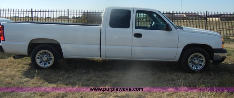 image for item D4835 2006 Chevrolet Silverado 1500 pickup truck