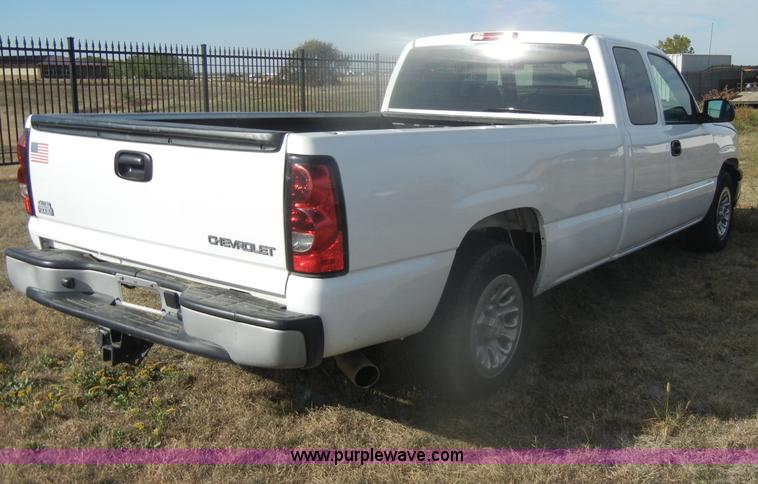 image for item D4835 2006 Chevrolet Silverado 1500 pickup truck