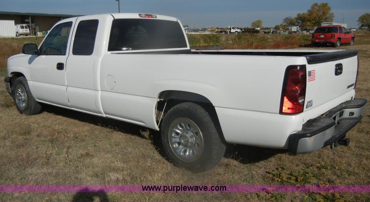 image for item D4835 2006 Chevrolet Silverado 1500 pickup truck