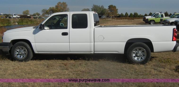 image for item D4835 2006 Chevrolet Silverado 1500 pickup truck