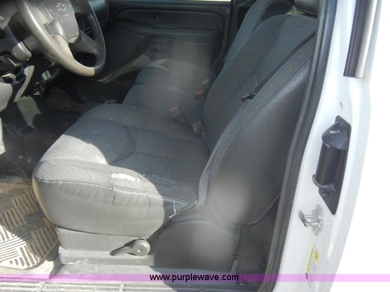 image for item D4835 2006 Chevrolet Silverado 1500 pickup truck