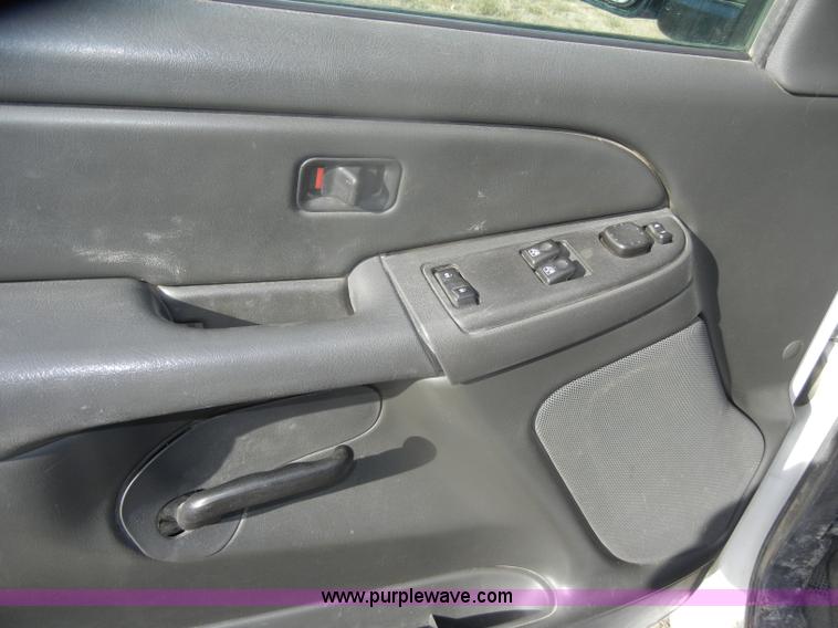 image for item D4835 2006 Chevrolet Silverado 1500 pickup truck