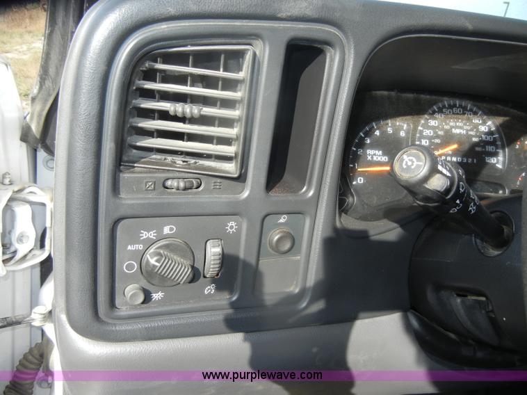 image for item D4835 2006 Chevrolet Silverado 1500 pickup truck