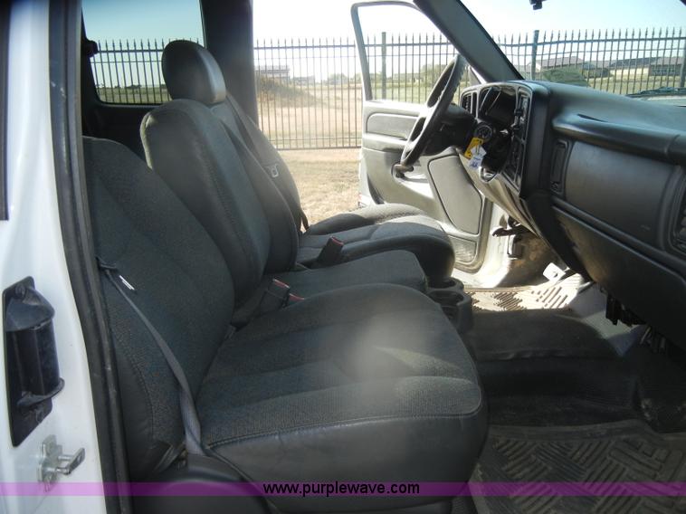 image for item D4835 2006 Chevrolet Silverado 1500 pickup truck