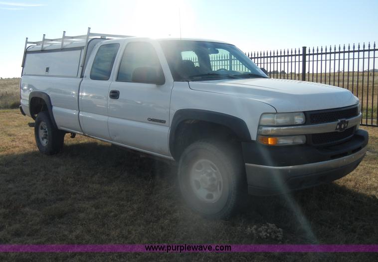 image for item D4836 2001 Chevrolet Silverado 2500HD Extended Cab pickup truck