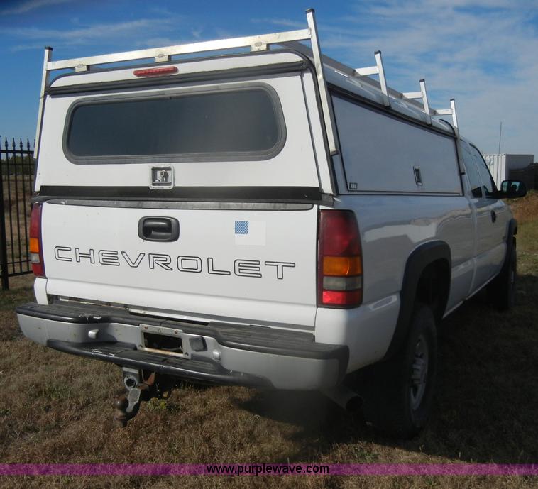 image for item D4836 2001 Chevrolet Silverado 2500HD Extended Cab pickup truck