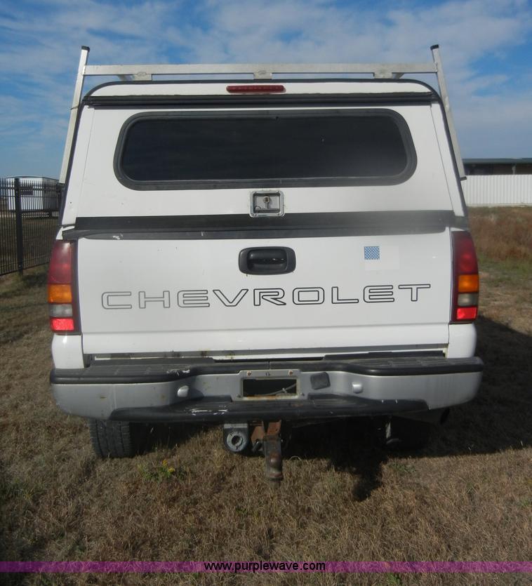 image for item D4836 2001 Chevrolet Silverado 2500HD Extended Cab pickup truck