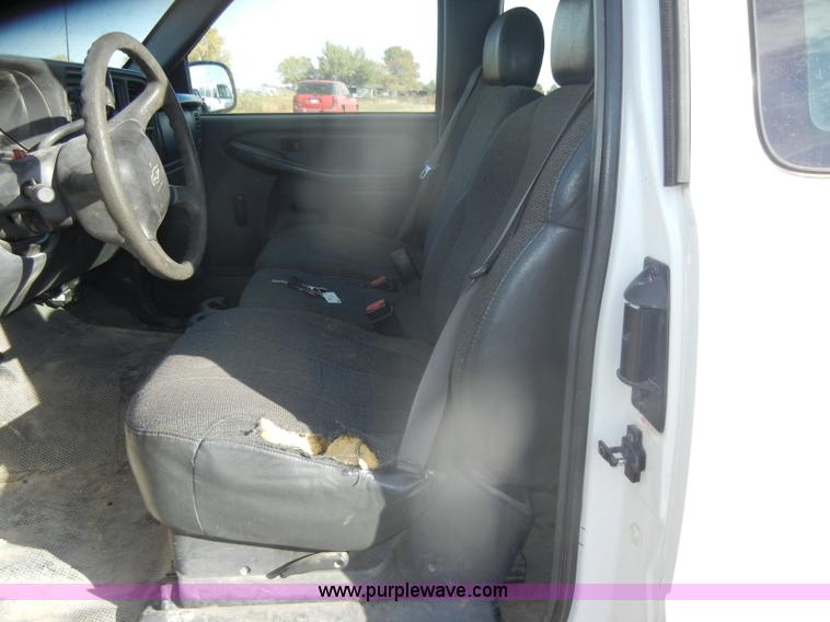 image for item D4836 2001 Chevrolet Silverado 2500HD Extended Cab pickup truck