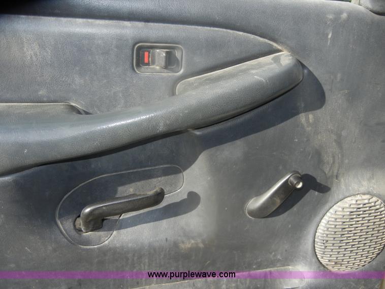 image for item D4836 2001 Chevrolet Silverado 2500HD Extended Cab pickup truck