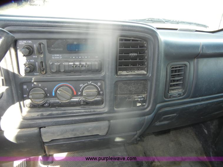 image for item D4836 2001 Chevrolet Silverado 2500HD Extended Cab pickup truck