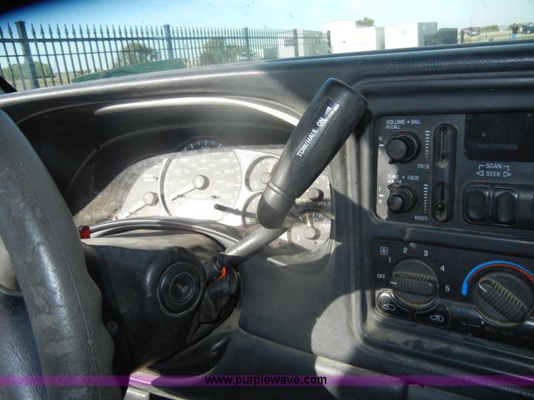 image for item D4836 2001 Chevrolet Silverado 2500HD Extended Cab pickup truck