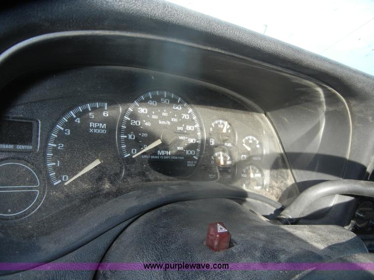 image for item D4836 2001 Chevrolet Silverado 2500HD Extended Cab pickup truck