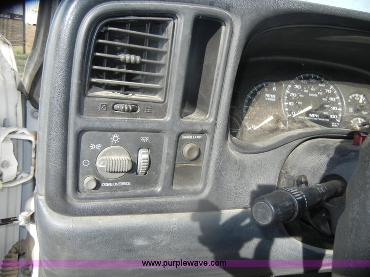 image for item D4836 2001 Chevrolet Silverado 2500HD Extended Cab pickup truck