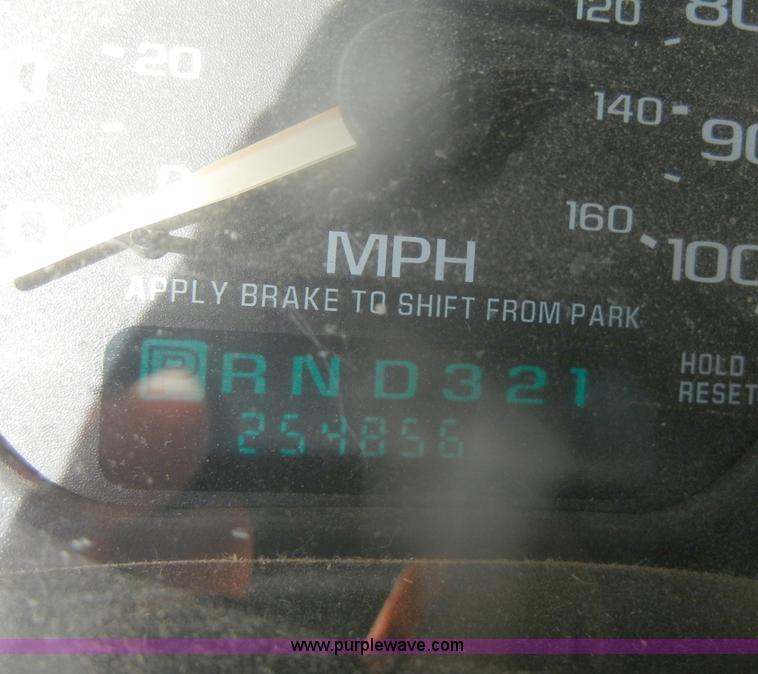 image for item D4836 2001 Chevrolet Silverado 2500HD Extended Cab pickup truck