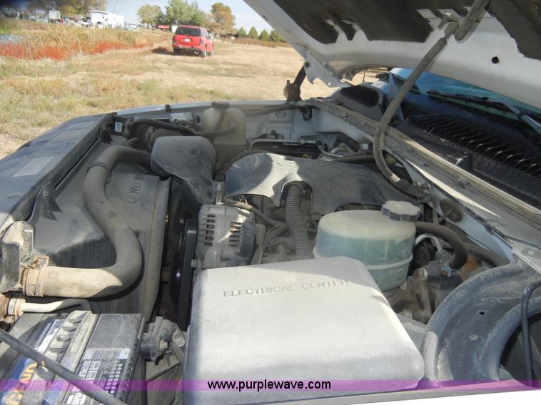 image for item D4836 2001 Chevrolet Silverado 2500HD Extended Cab pickup truck